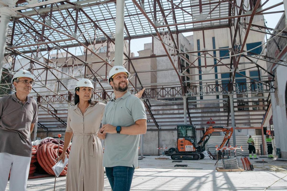 Sergio Toledo, Alba Martín y Germán Huguet en la visita a las instalaciones.