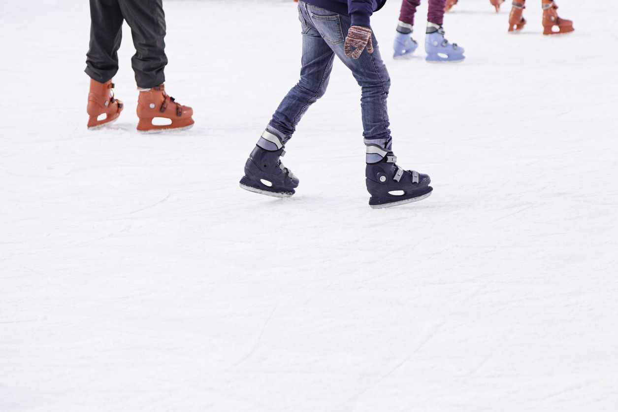 Personas patinando sobre hielo