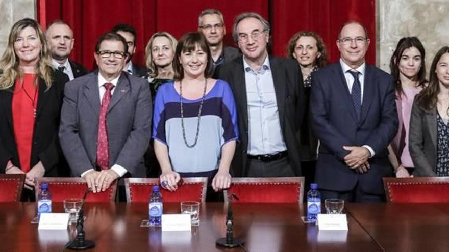 En este proyecto se han implicado muchos actores, como demuestra esta numerosa foto de familia de la firma del convenio suscrito el 2 de mayo en el Consolat de la Mar.