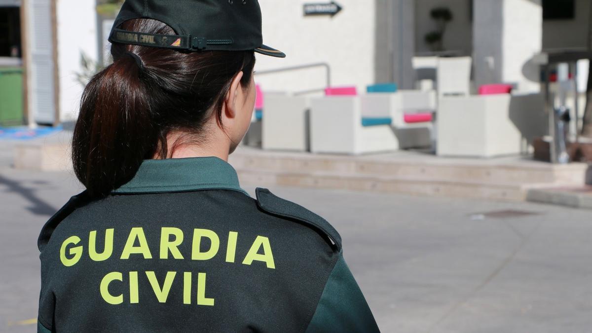 Archivo - Una agente de la Guardia Civil, de espaldas.