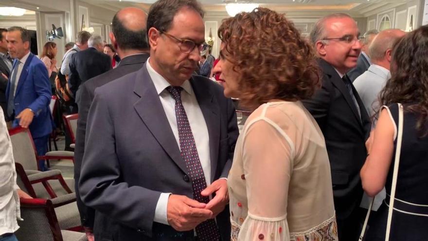 El conseller Vicent Soler y la ministra María Jesús Montero.