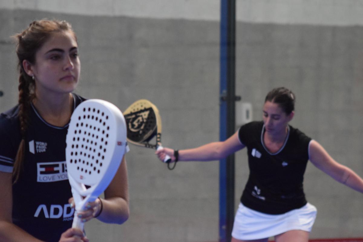 La pareja Marina Martínez Lobo y Teresa Navarro disputando las semifinales del FIP Rise de Burriana.