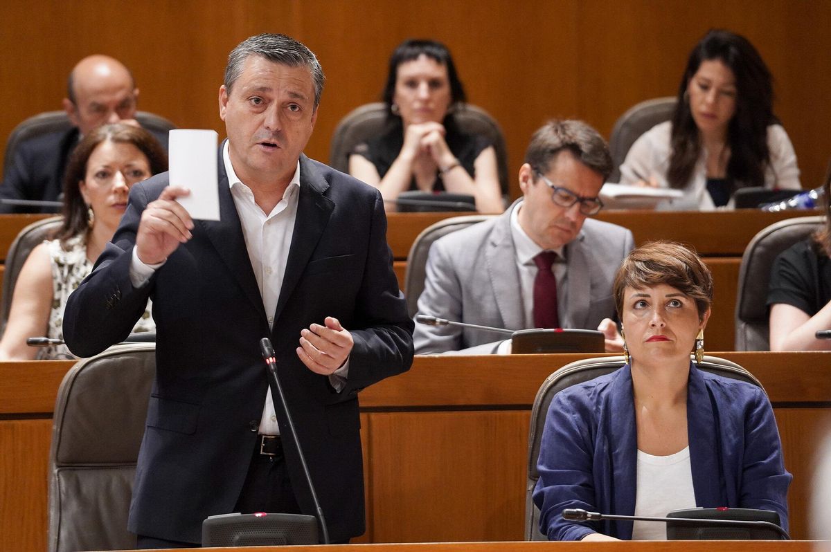 El portavoz del PSOE, Fernando Sabés, responde a Azcón.