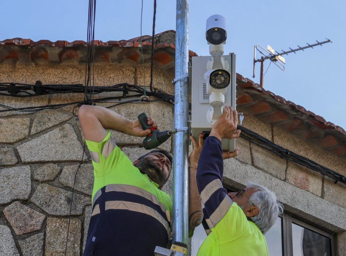 Operarios instalando cámaras de control en A Illa de Arousa. | IÑAKI ABELLA