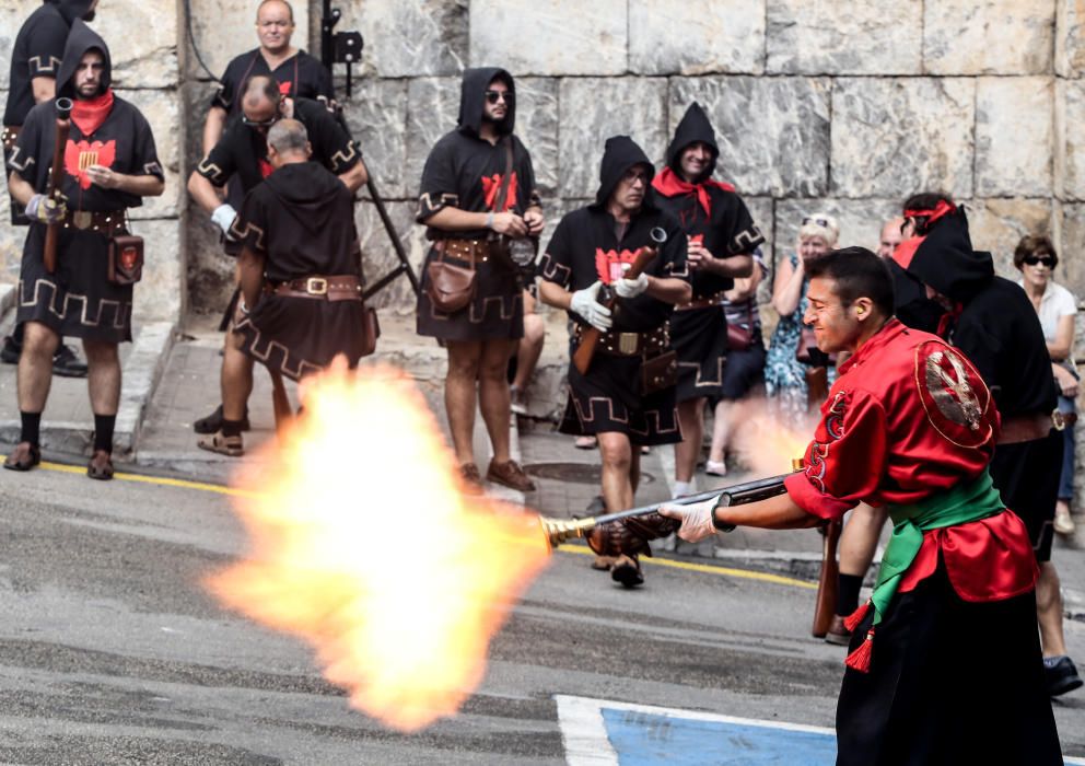 El singular baile moro, la batalla entre los dos bandos con el tiroteo con arcabuces, la Embajada y la procesión centran la jornada