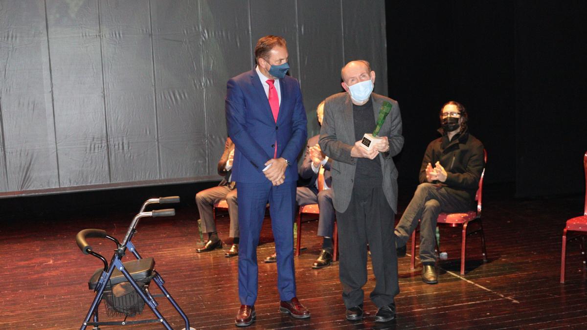 Marc Granell, recibió el Porrot d&#039;Honor de manos del alcalde Vicente Zaragozá.