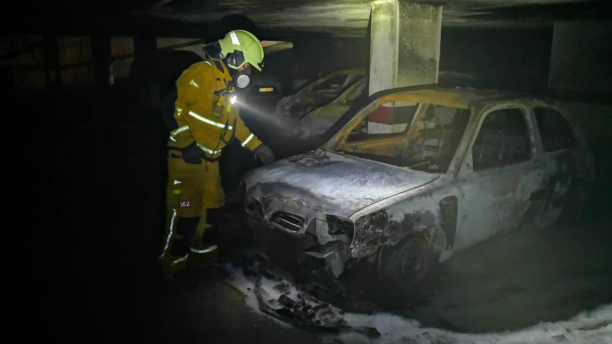 Un incendio en un garaje de Palma afecta a 20 coches y unas diez motos