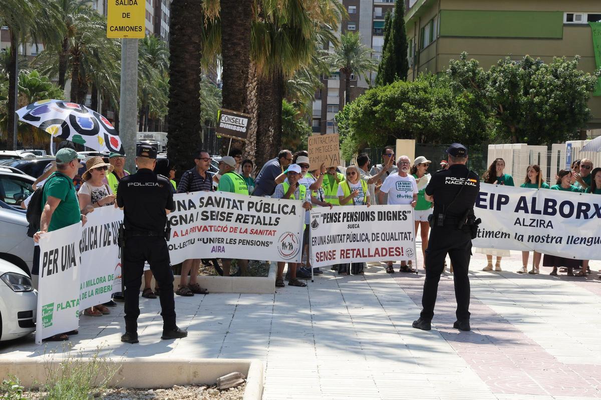 Concentración de protesta que ha recibido al president al llegar al nuevo Palacio de Justicia.