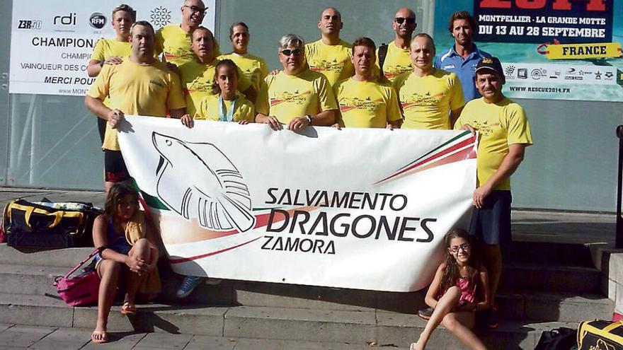 El equipo de Salvamento Dragones de Zamora posa para las cámaras.
