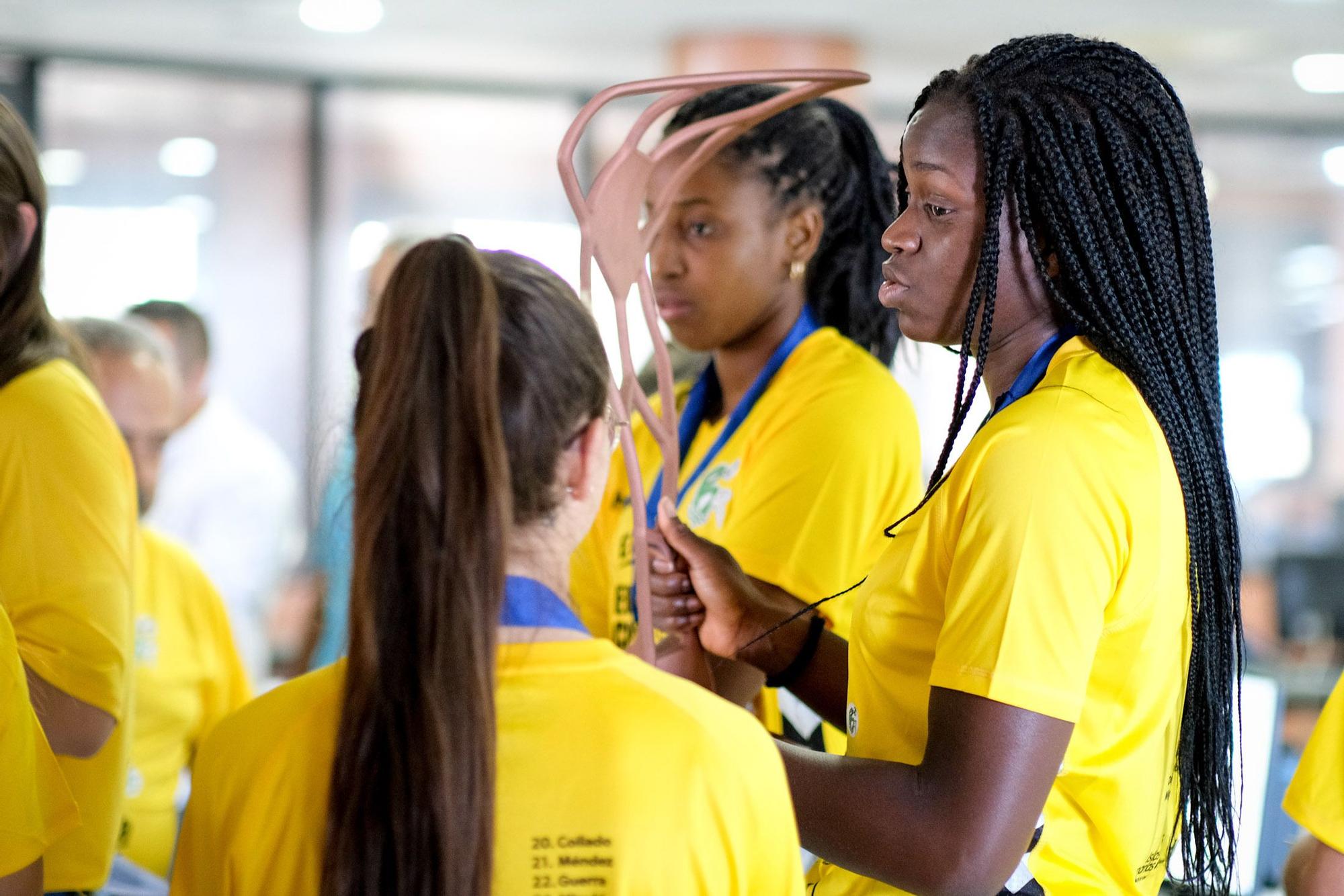 El Rocasa visita LA PROVINCIA con su tercer trofeo de campeón europeo de balonmano femenino