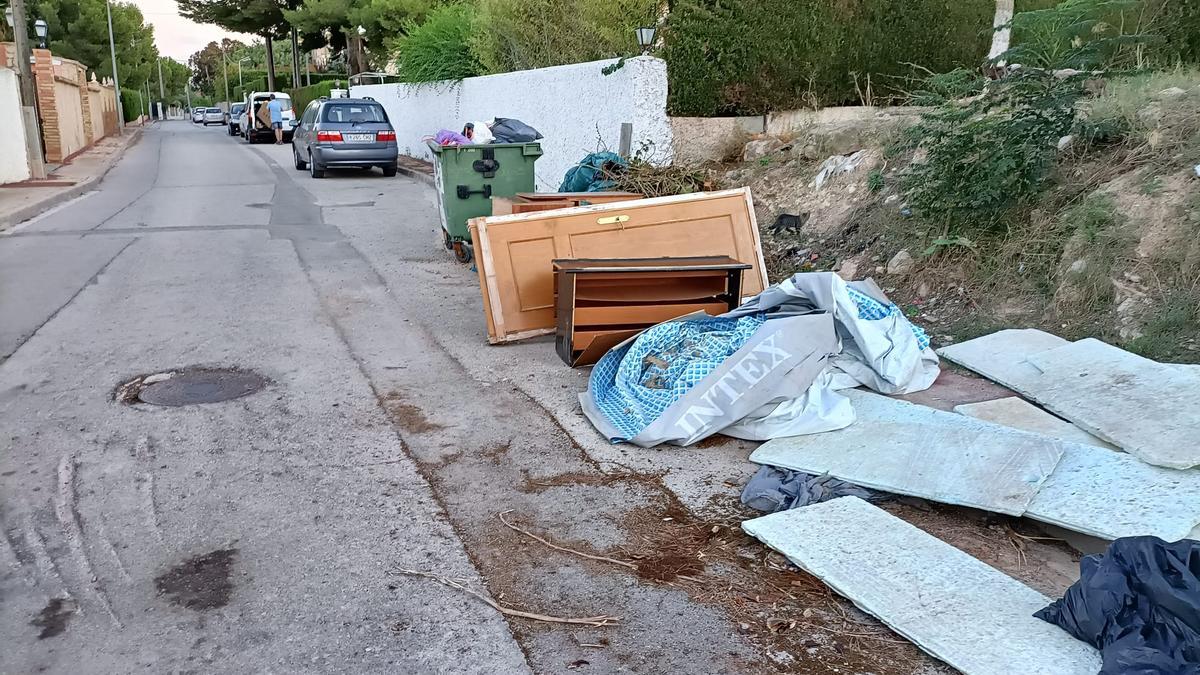 Basura acumulada en una de las calles de Montesano