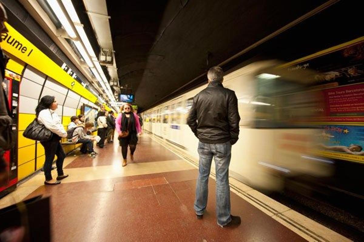 El metro de Barcleona es uno de los mejores medios de transporte para moverse por la ciudad.