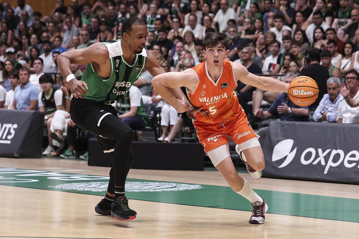 Sergio de Larrea durante una acción en el partido 3 de las semifinales entre Valencia Basket y Joventut Badalona el 14 de junio
