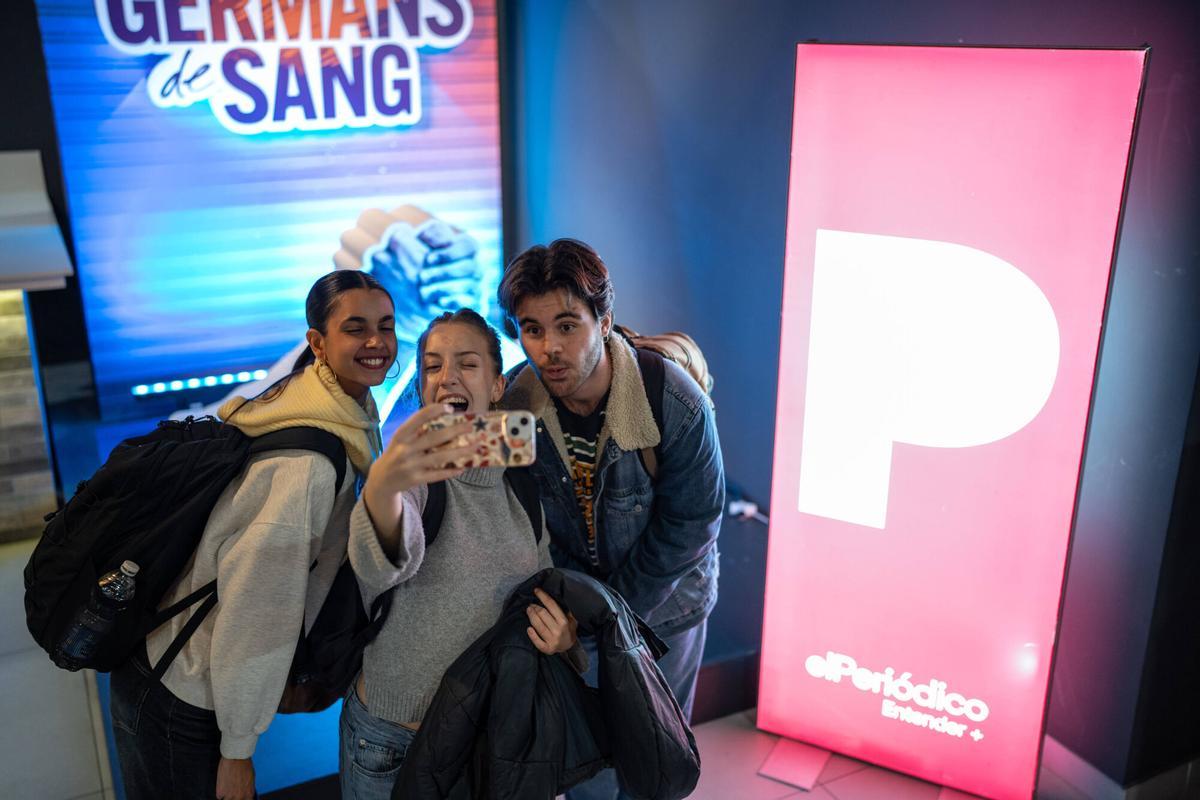 Sesión de Germans de Sang en el Teatro Condal, para los suscriptores y lectores de El Periódico, Diari de Girona, Regió 7 y del semanario Empordà.