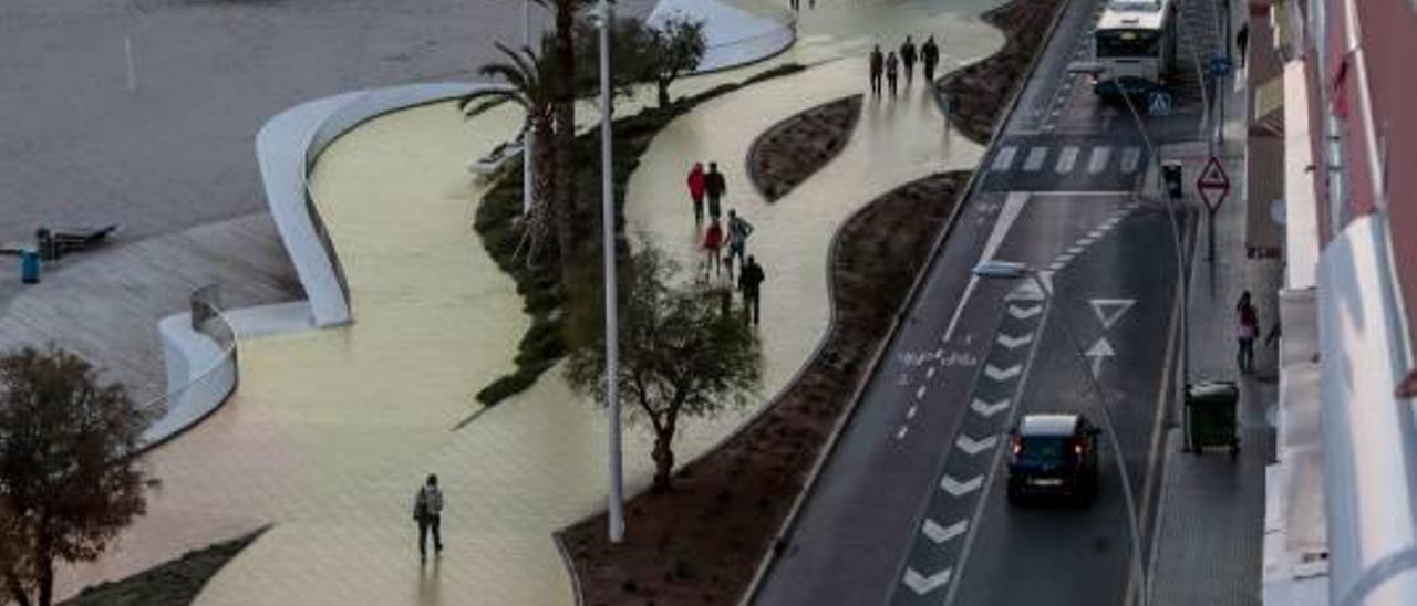 Vista de la avenida Armada Española, junto a Poniente, donde se permitirán los veladores.