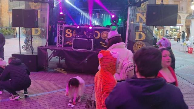 La discomóvil en la gran carpa de la Plaza de la Madera. | E. P.