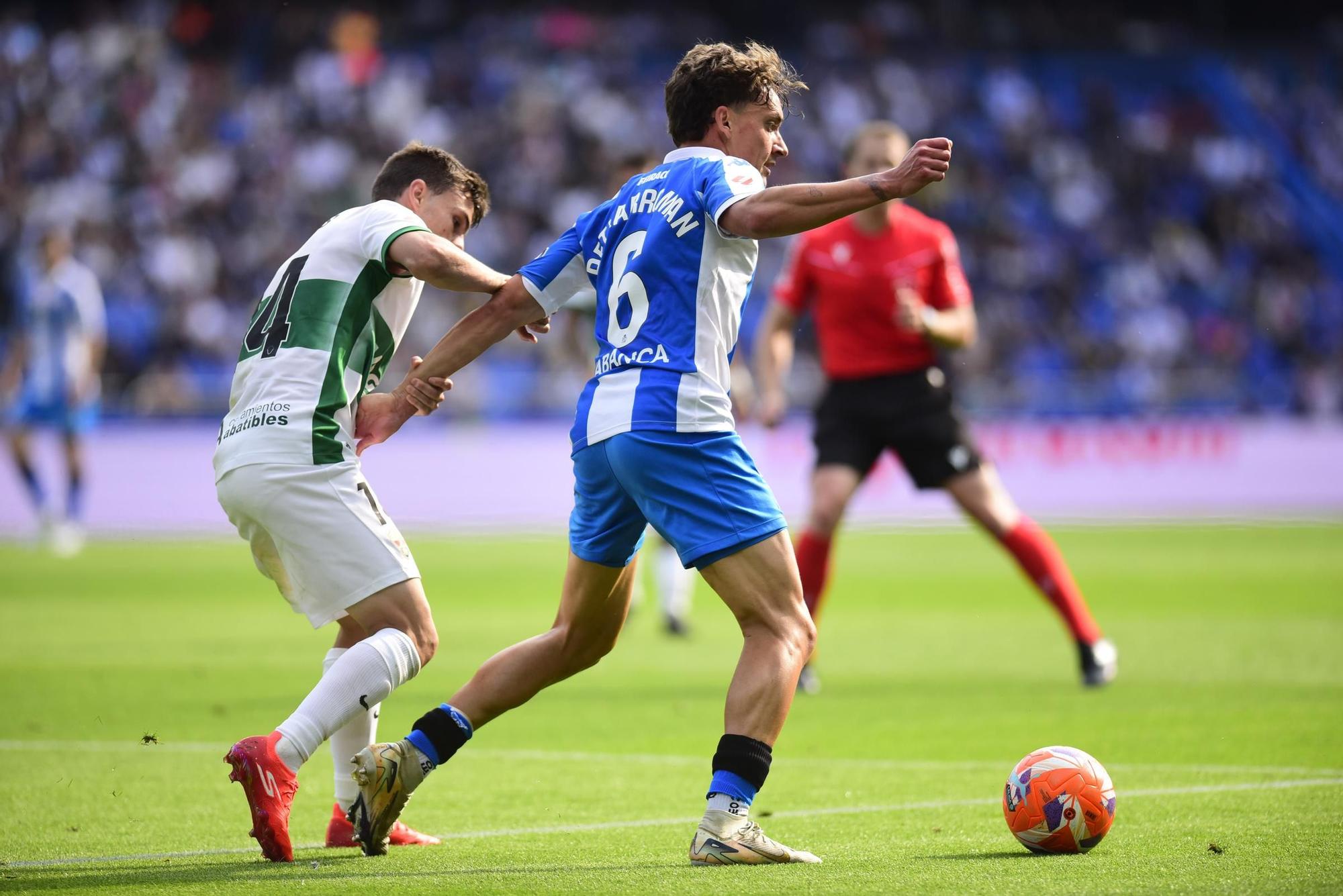 El Dépor cae goleado (0-4) por el Elche para cerrar la temporada 2025-25 en Riazor