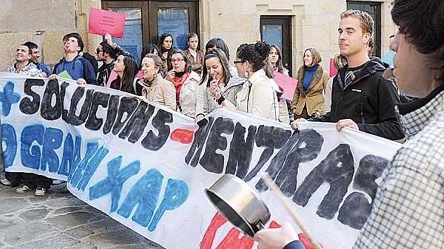 Protesta de los estudiantes, ayer, ante la Casa das Campás.