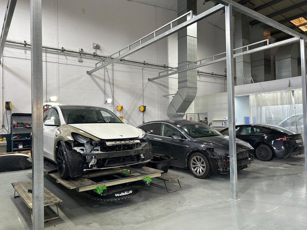 Classicauto Girona és l'únic taller de les comarques gironines que disposa de l'homologació de Tesla