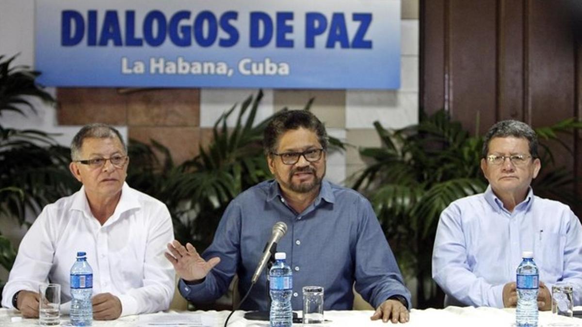 Iván Márquez (centro), líder de los delegados de las FARC, lee un comunicado en La Habana (Cuba), el 8 de febrero.