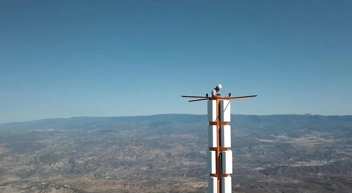 Un técnico de Axión renovando el sistema radiante de TDT en la torre que tienen Pechina (Almería), trabajando a más de 80 metros de altura del suelo.
