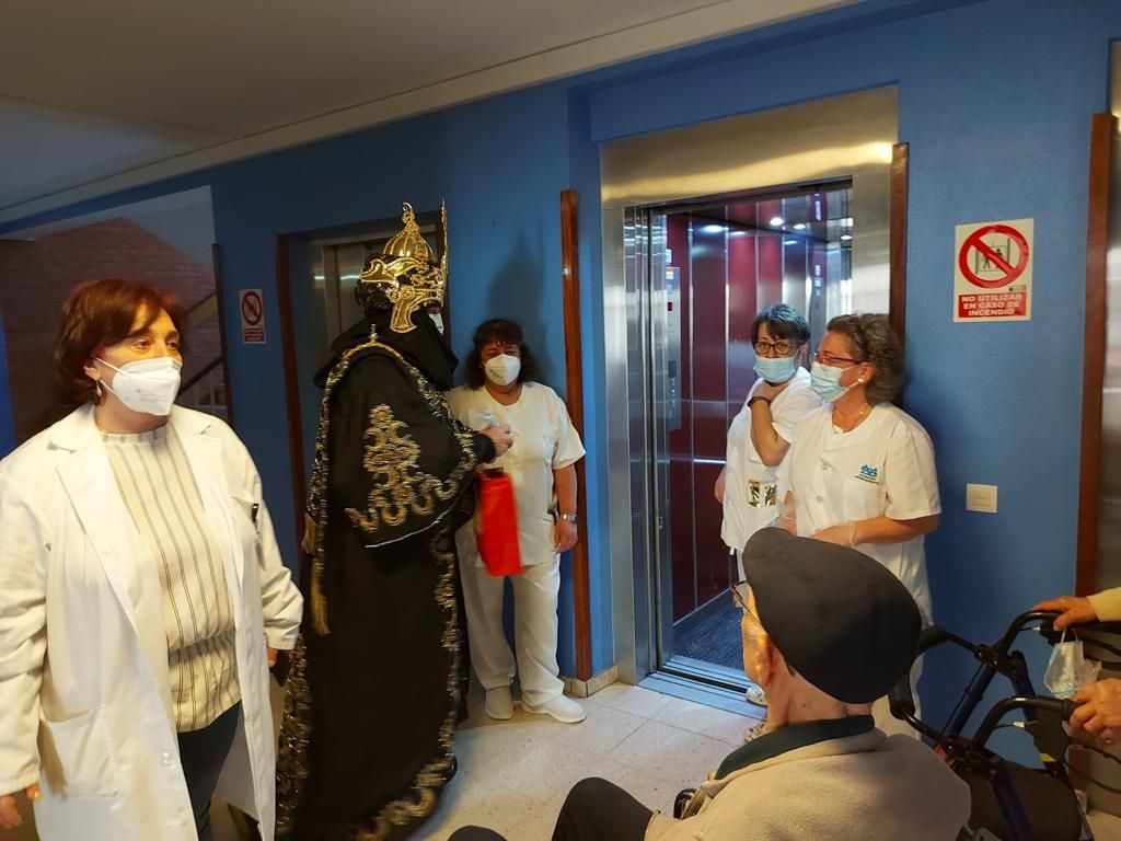 Los Reyes Magos ya están en Villaviciosa: así ha sido su emotivo encuentro con las personas mayores del concejo