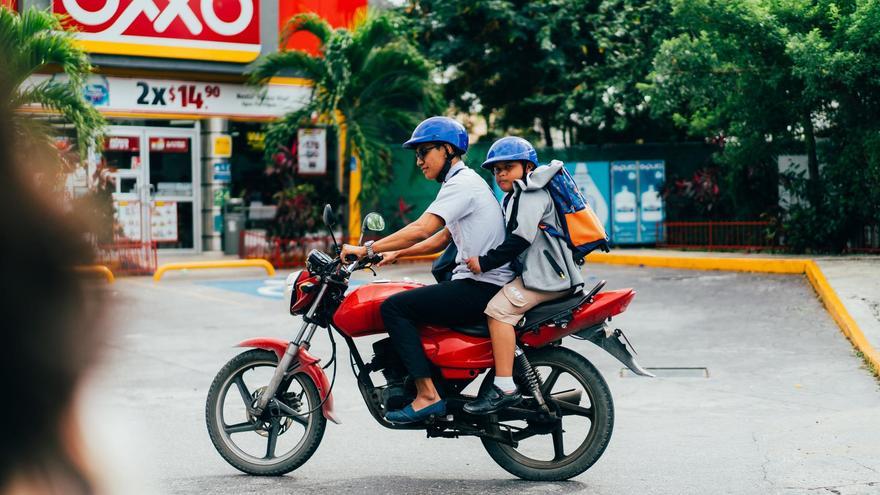 Esta es la edad mínima que establece la DGT para que puedas llevar a tu hijo en moto