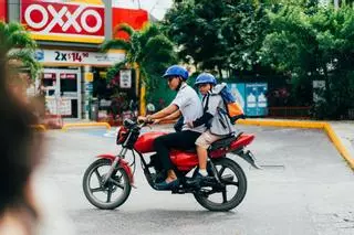 Esta es la edad mínima que establece la DGT para que puedas llevar a tu hijo en moto