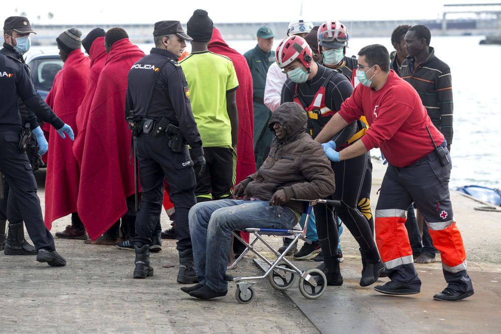 RESCATAN A 50 PERSONAS EN UNA PATERA A UNAS 30 ...