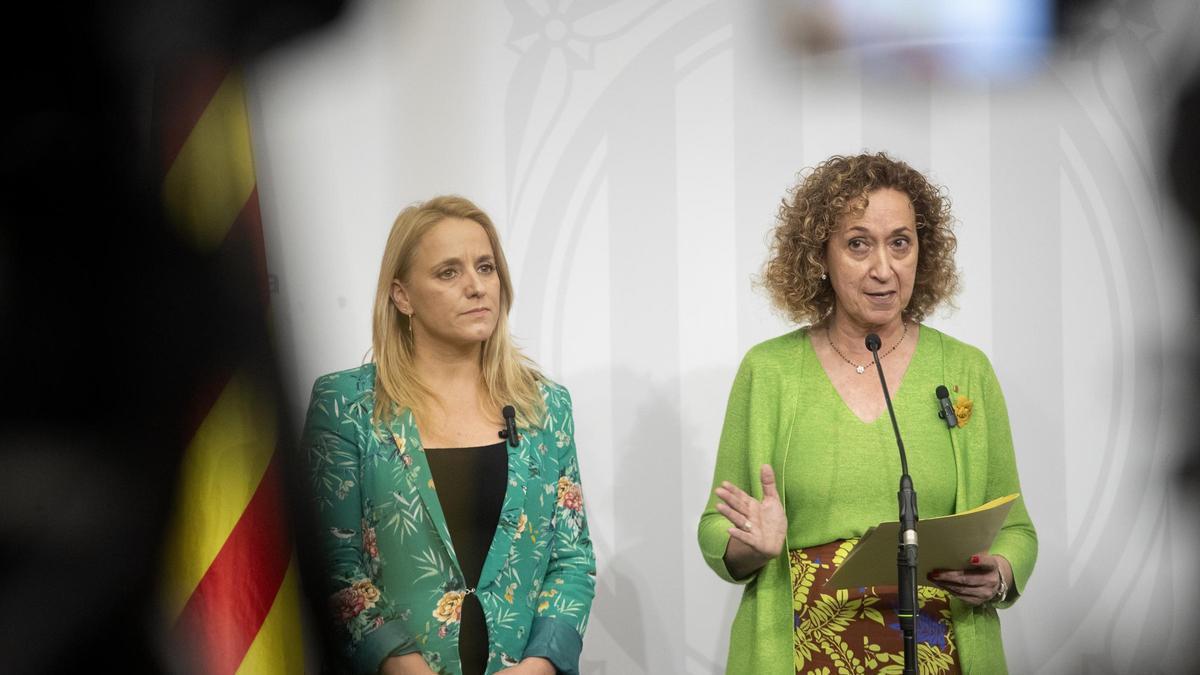 Las conselleras Natàlia Mas y Ester Capella anunciando el pacto de Rodalies.