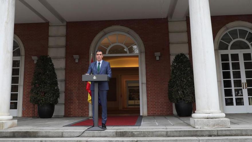 Pedro Sánchez arribant a la roda de premsa on ha anunciat els canvis