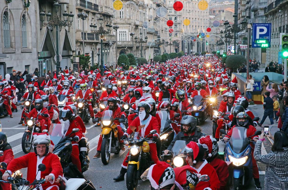 Cientos de motoristas en la Papanoelada motera de Vigo en 2019.