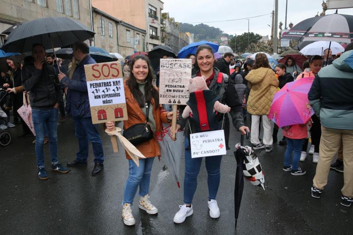 Dos de las participantes en la protesta con carteles.   | // SANTOS ÁLVAREZ