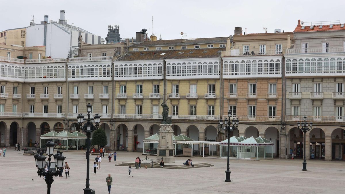 Edificios en la plaza de María Pita, en una zona en la que muchos edificios superan los 50 años.