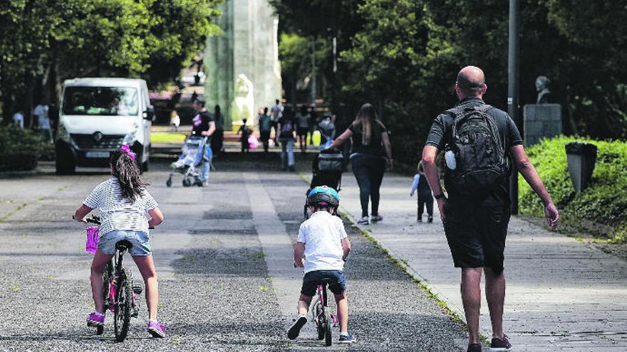 Los padres sacan a pasear a sus hijos el pasado domingo en el García Sanabria de Santa Cruz en el primer día de permiso para los menores.