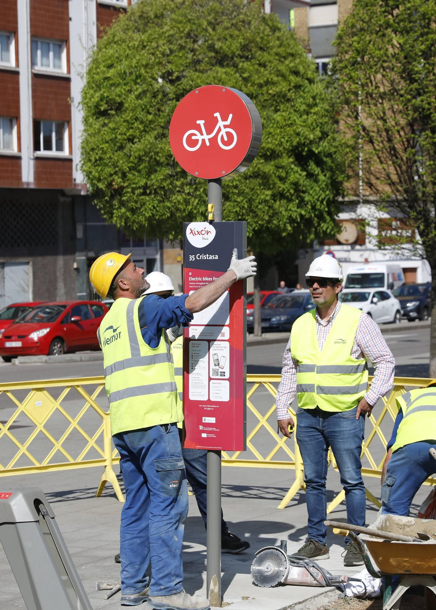 En imágenes: Arranca la instalación de las nuevas estaciones de la red de bicicletas eléctricas en Gijón