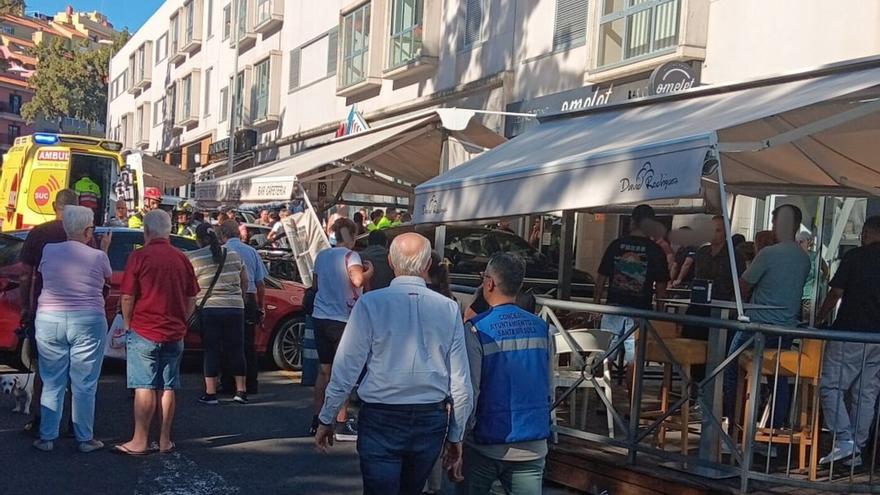 An electric car crashed into a cafe in Tenerife: there are victims.