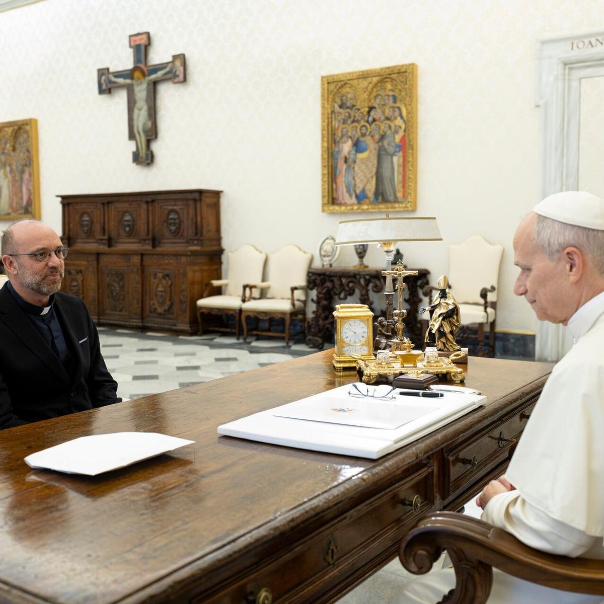 Caro durante la audiencia con el Papa León XIV en el Vaticano.