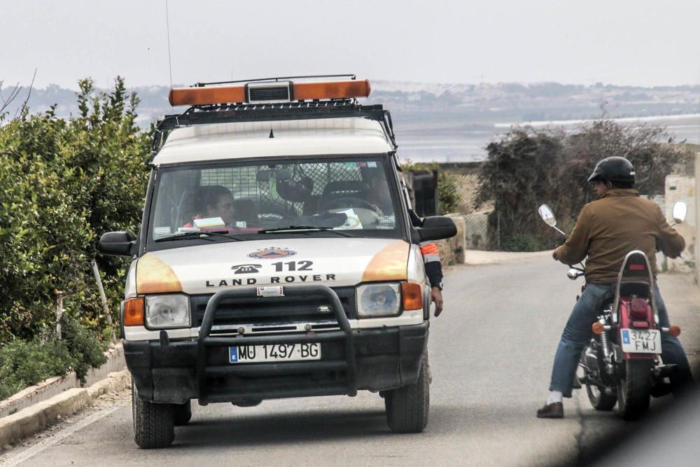 Voluntarios de Protección Civil ayer en el operativo de búsqueda en Los Montesinos