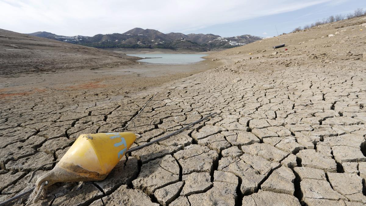 Imagen reciente del pantano de la Viñuela, que abastece a la comarca malagueña de la Axarquía.