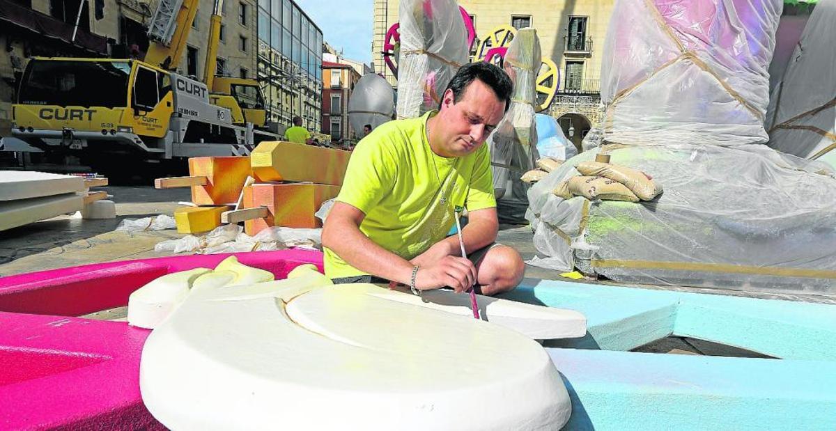 Joaquín Rubio pinta una de las escenas de la Hoguera Oficial «Esencia». Este año ha trabajado para el equipo de Pedro Espadero.