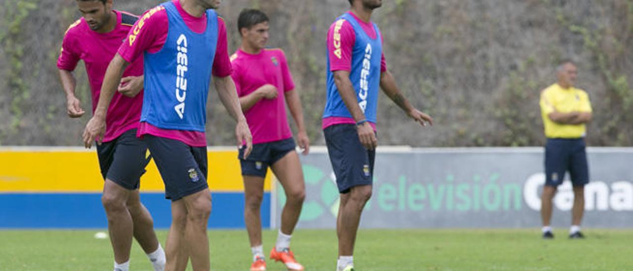 Antolín Alcaraz y Aythami Artiles -ambos con peto- defienden a Willian y Asdrúbal en el entrenamiento de ayer.