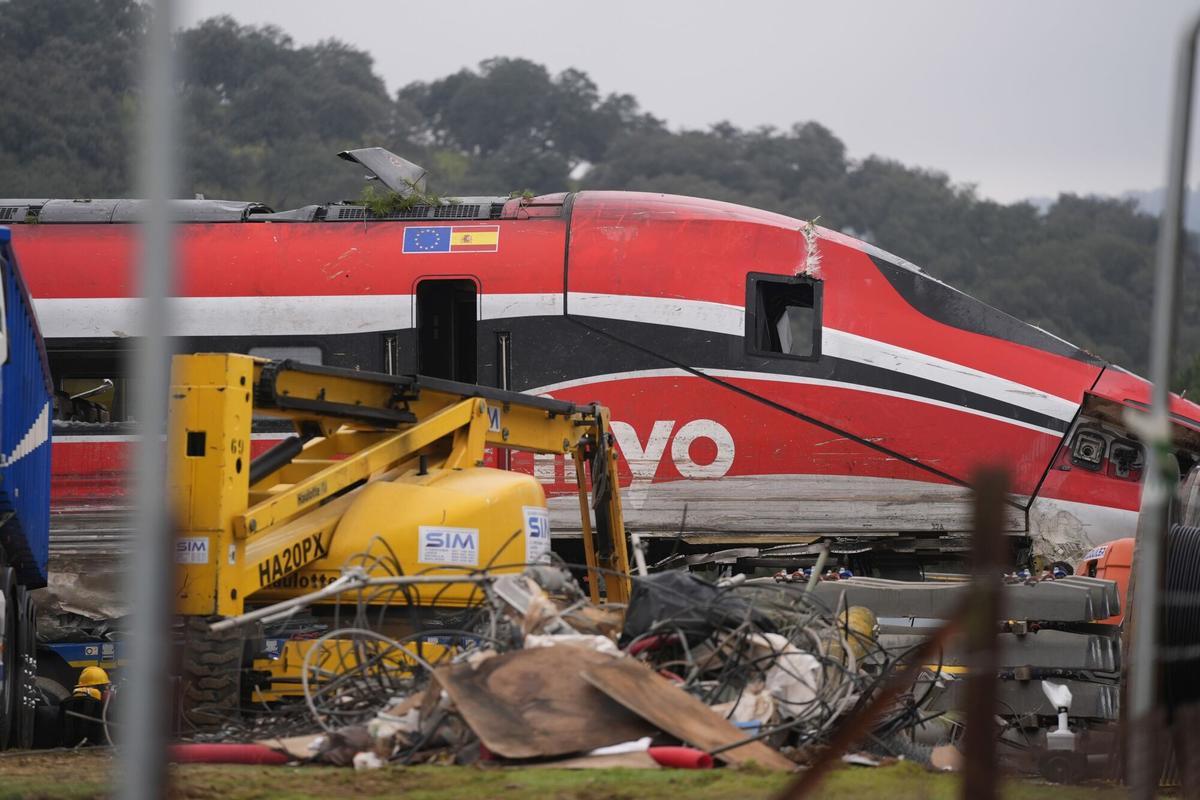 21/01/2026 Imagen de los trabajos de rescate de los convoyes de trenes accidentados en la zona del suceso en Adamuz (Córdoba). A 21 de enero de 2026, en Adamuz, Córdoba (Andalucía, España). Los trabajos en la zona del accidente ferroviario en Adamuz (Córdoba) continúan este miércoles centrados en seccionar los vagones del Alvia aplastados para poder acceder a su interior y buscar nuevas posibles víctimas, todo ello pendientes del cielo, pues la previsión meteorológica prevé lluvias y tormentas durante todo el día en la localidad cordobesa. POLITICA Joaquín Corchero - Europa Press