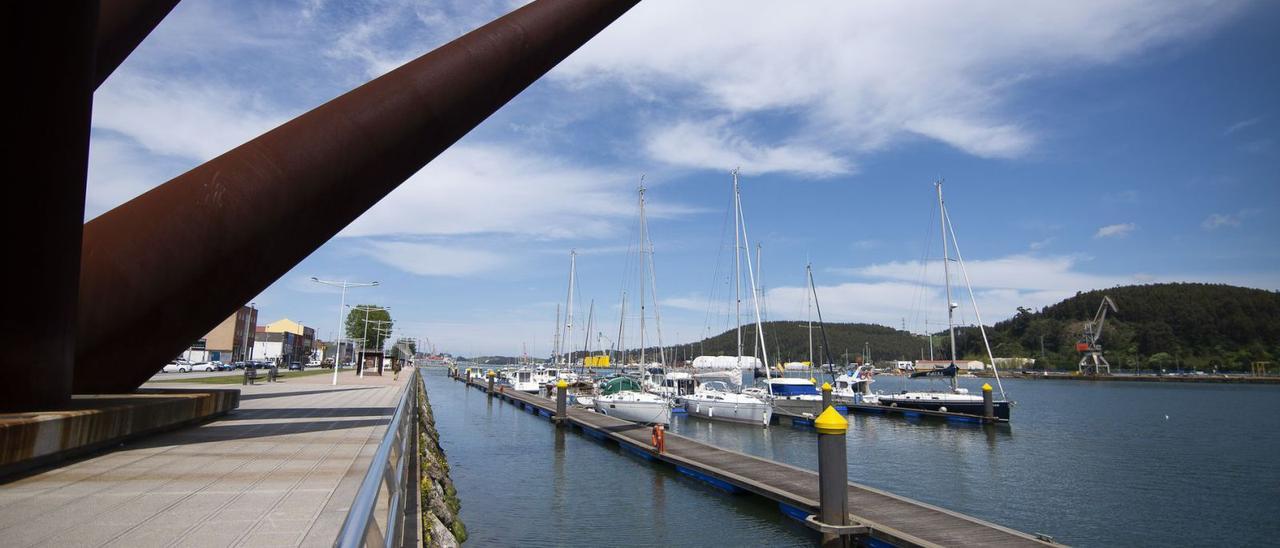 Pantalanes en el puerto deportivo de Avilés, a la altura de la escultura “Avilés”. | María Fuentes