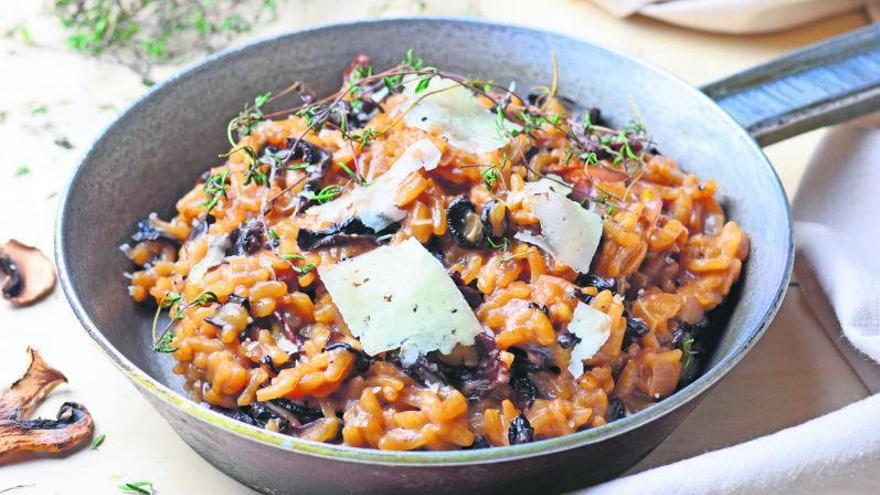 Sofort servieren nach der Zubereitung: Gemischt mit Steinpilzen ergeben Totentrompeten ein schmackhaftes Risotto.