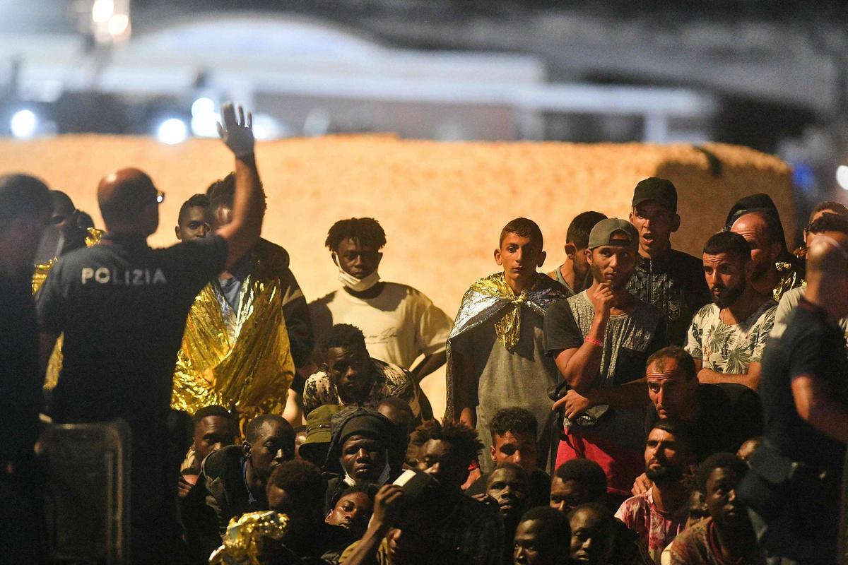 Lampedusa, colapsada tras la llegada de 6.000 inmigrantes en 24 horas.