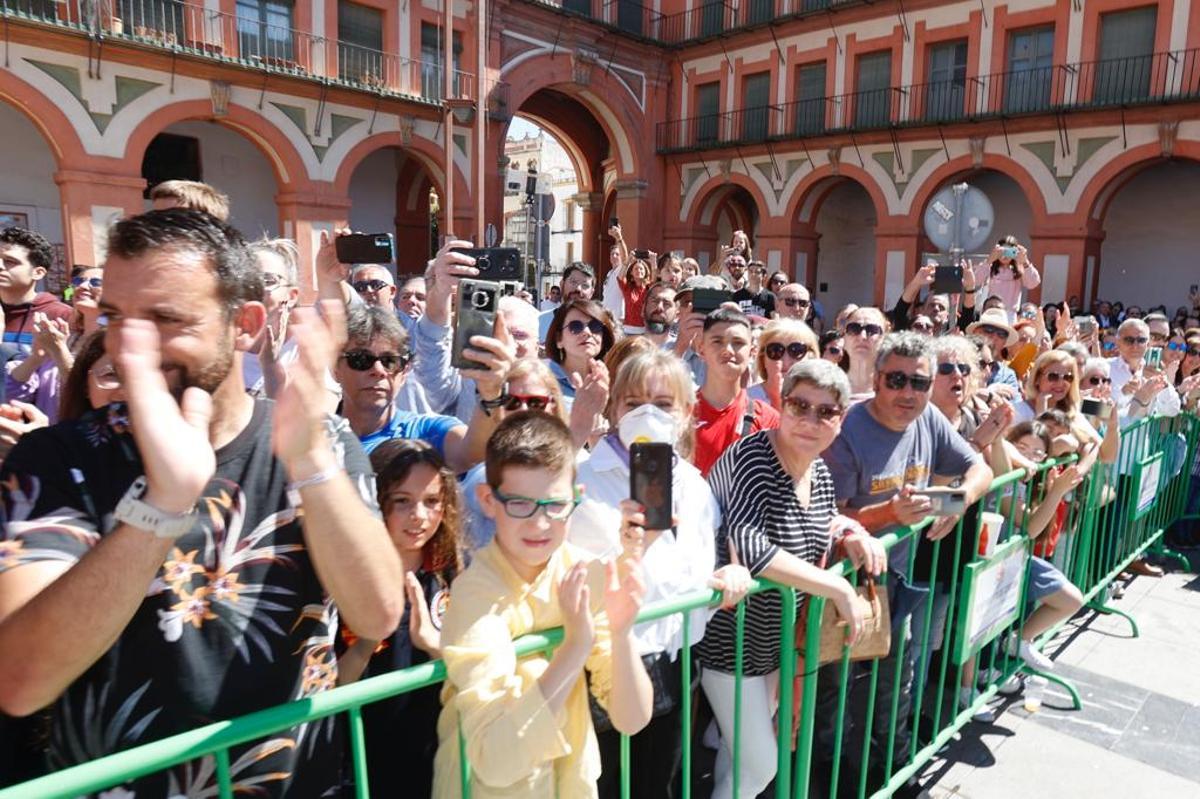 Un numeroso grupo de personas, durante la mascletà en la plaza de la Corredera.