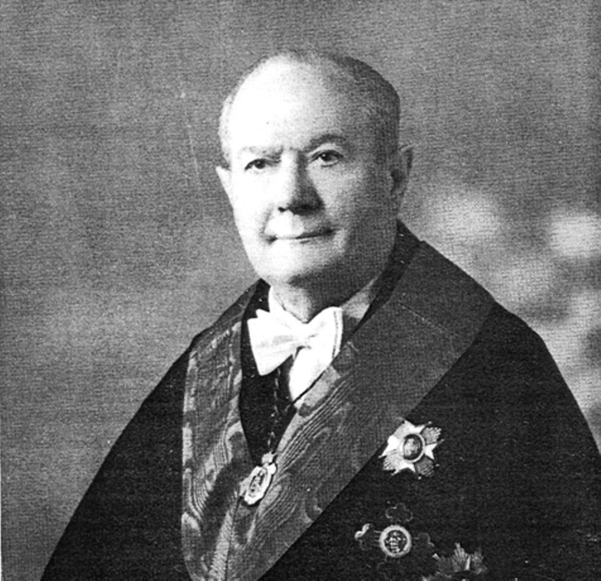 El médico Ángel Echeverri, hermano menor del también doctor y antiguo alcalde de Cangas Agustín Jorge Echeverri. Ángel Echeverri llegó a ser rector de la Universidade de Santiago y tuvo que imponer el título de doctor honoris causa a Franco.