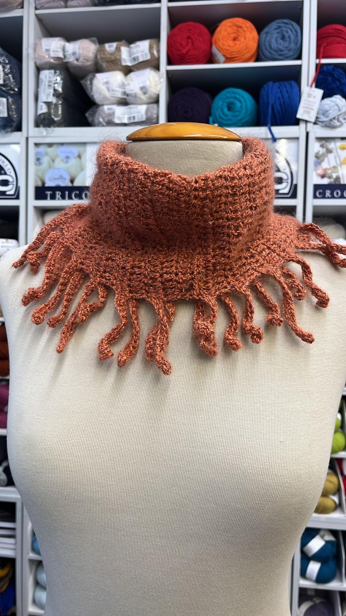 Häkeln und stricken bei La Tienda Taller: zum Beispiel einen kuscheligen Kragen.