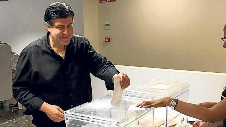 El alcalde de Manacor, Pedro Rosselló, depositando ayer su voto.